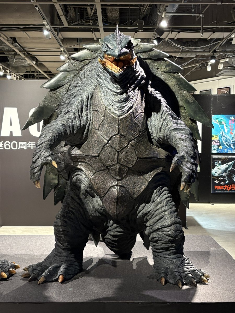 最高の景色。

3体並びのおかげで、如何にガメラ3 が太ましいかとか、それぞれの体型や塗装の違いをじっくりと見比べられる最高の展示です。

#ガメラEXPO