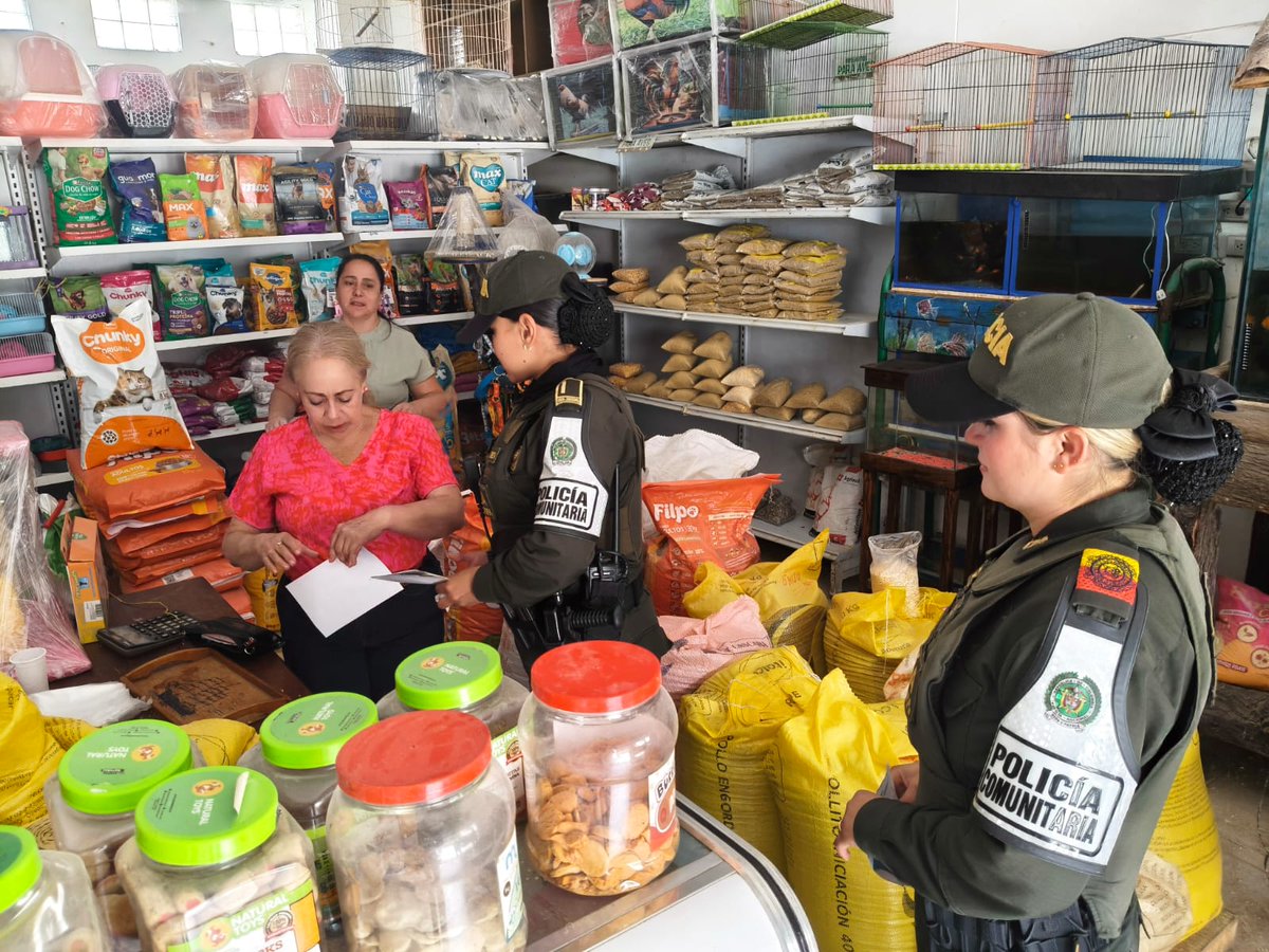 Policiantioquia's tweet photo. En #Entrerrios nuestros uniformados de Policía Comunitaria adelantaron campañas de prevención frente al hurto en todas sus modalidades, entregando volantes y generando acercamiento con el sector comercial para fortalecer la confianza y la seguridad. #ActuandoPorAntioquia https://t.co/5HGYgT2oYh