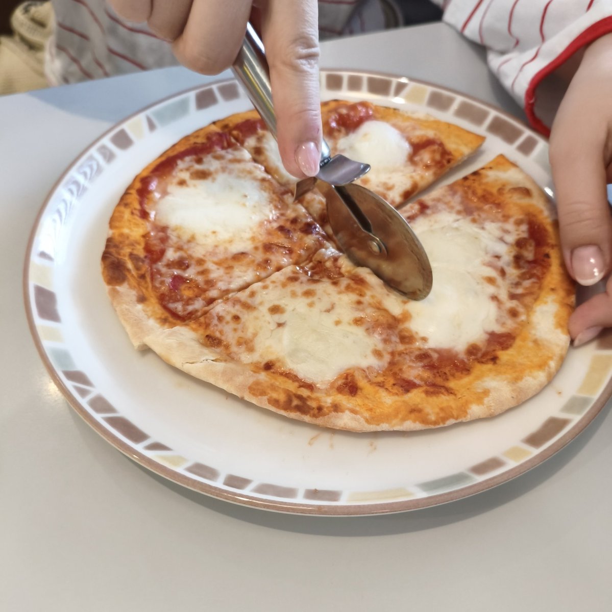 kamuiy's tweet image. ピザ、スマブラのロコ模様に切ったら妻に叱られたことあるからあれ以来静かに見てることにしてる