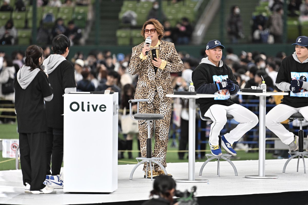 特注のスーツで登場した、声がガラガラの甲斐野央プロデューサー