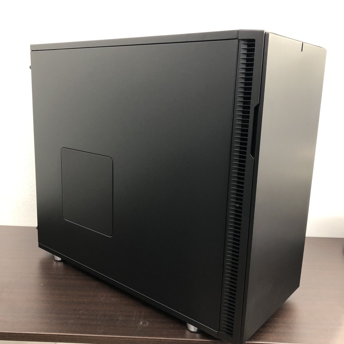 dospara_fky's tweet image. 【新入荷商品】
＃FractalDesign FD-CA-DEF-R5-BK　¥18,480

◆静穏性⭕️
高密度吸音材やスロットカバー搭載🤫
◆拡張性⭕️
HDD最大8台、SSD最大10台搭載可能

データをたくさん保存したい、静かなPCを組みたい方にオススメ‼
ぜひ、福山ココローズ店へご来店ください💁‍♂️
#ドスパラ　#福山