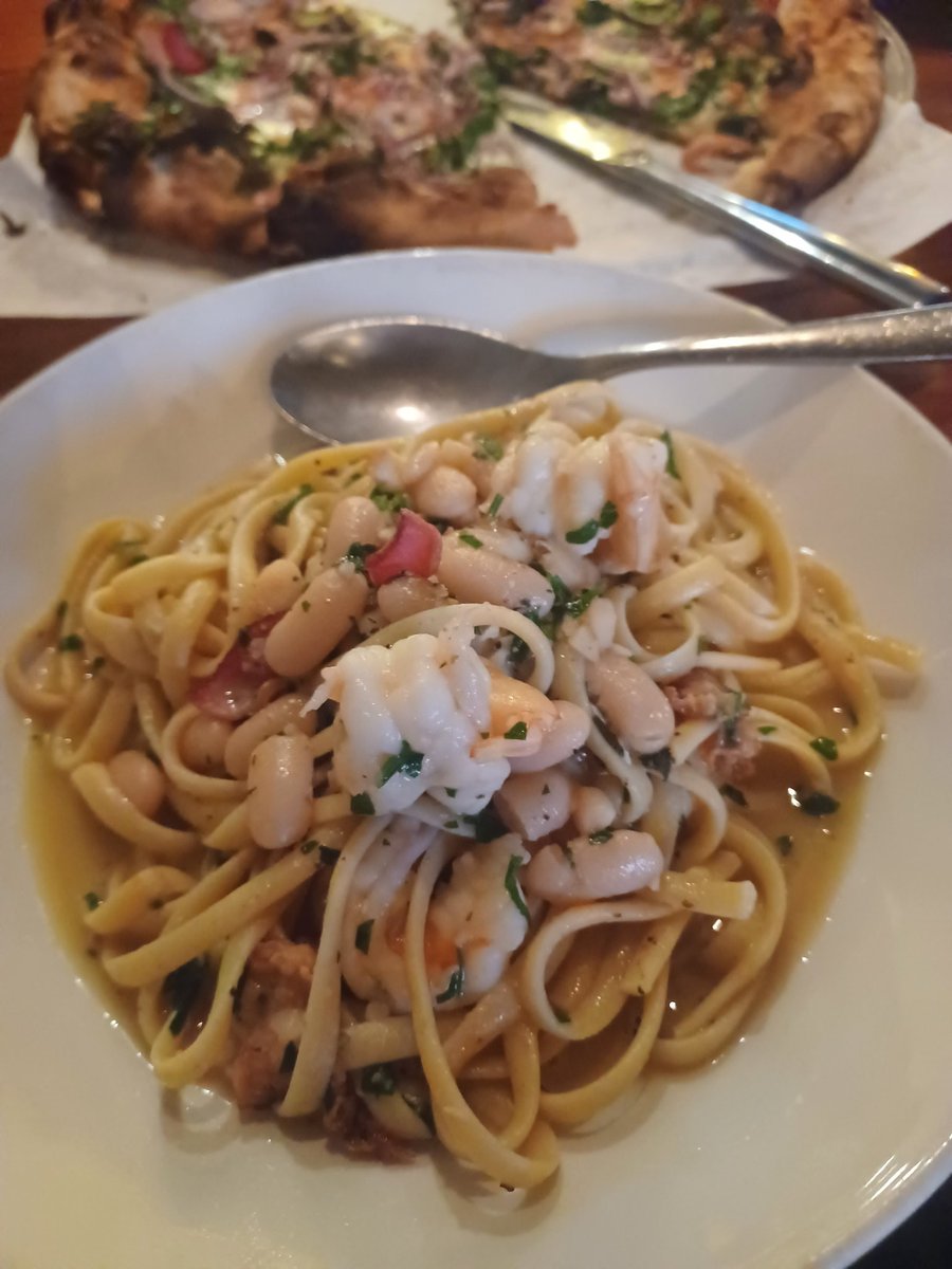 rukiddingme3590's tweet image. @Pazzos Delicious dinner at our favorite place.👍🍕🍷🍝 #pasta #pizza #SanCarlos