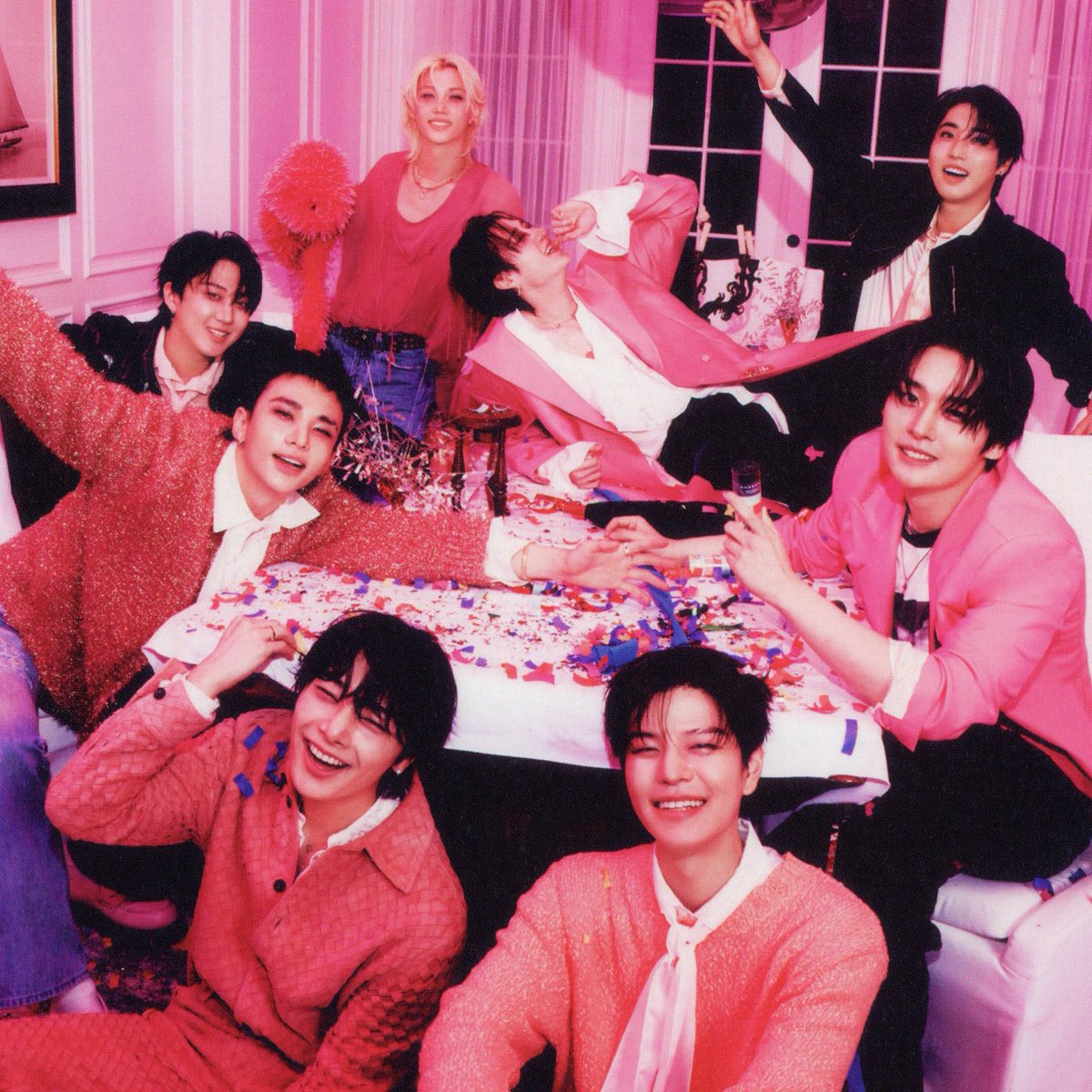 hyunx1m's tweet photo. skz para el mundo            skz para stay https://t.co/pK6zpcng4W