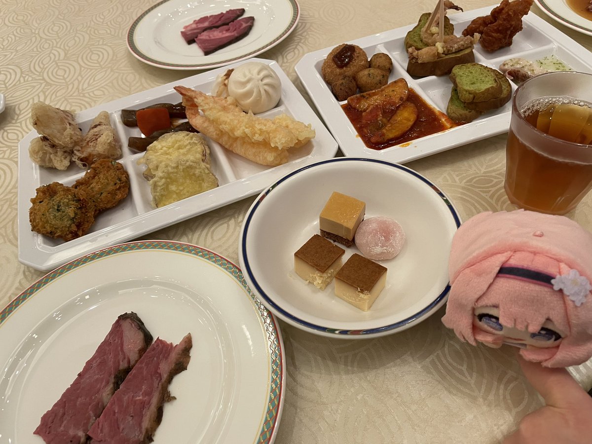 raia41's tweet photo. 朝晩食べ放題！
晩御飯はローストビーフと海老天めっちゃ食べたw
後はアオサの白身フライ？がめっちゃおいしかった
朝はチョロスめっちゃ食べたよ！
パーク行く前にお腹パンパンw https://t.co/usJOKzK44V
