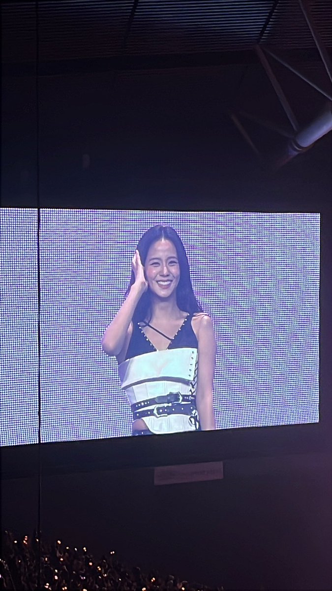 alsndrmrie's tweet photo. JISOO NIYANIG ANG ARENA 🤩💜 #MotherQUAKEinPINAS
#JISOO
#DEADLINE_IN_BULACAN https://t.co/4ZdfXl29rk