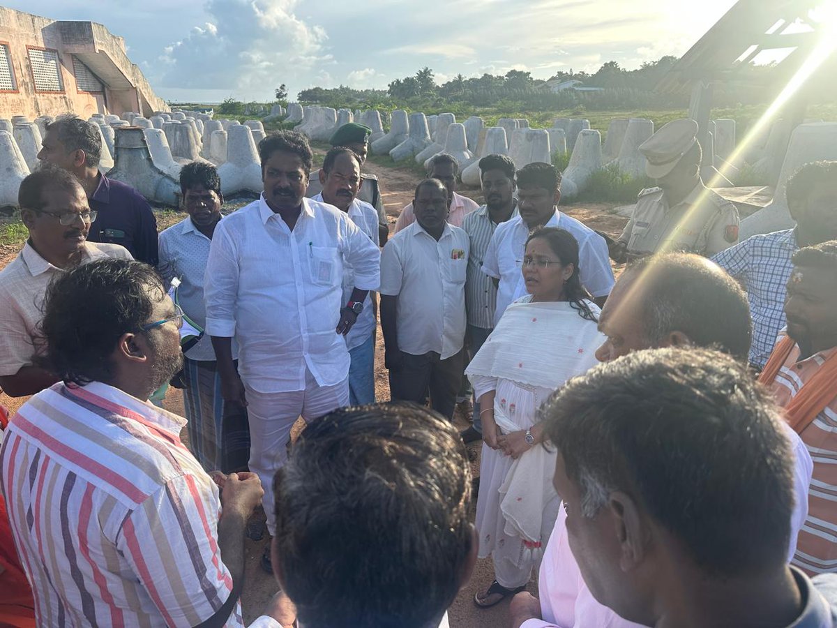 Pmlkkalapetpdy's tweet photo. காலாப்பட்டு தொகுதியில் கடல் அரிப்பு தடுப்பு பணிகளை அரசு செயலர், தலைமை பொறியாளர் மற்றும் அதிகாரிகளுடன் கள ஆய்வு செய்து ஒப்பந்ததாரரை விரைந்து பணிகளை வருகின்ற டிசம்பர் மாதத்துக்குள் முடிக்க வலியுறுத்தப்பட்டது. 
@BJP4India @BJP4Puducherry @RamalingamMla @ANamassivayam https://t.co/RcGeMUsuqf