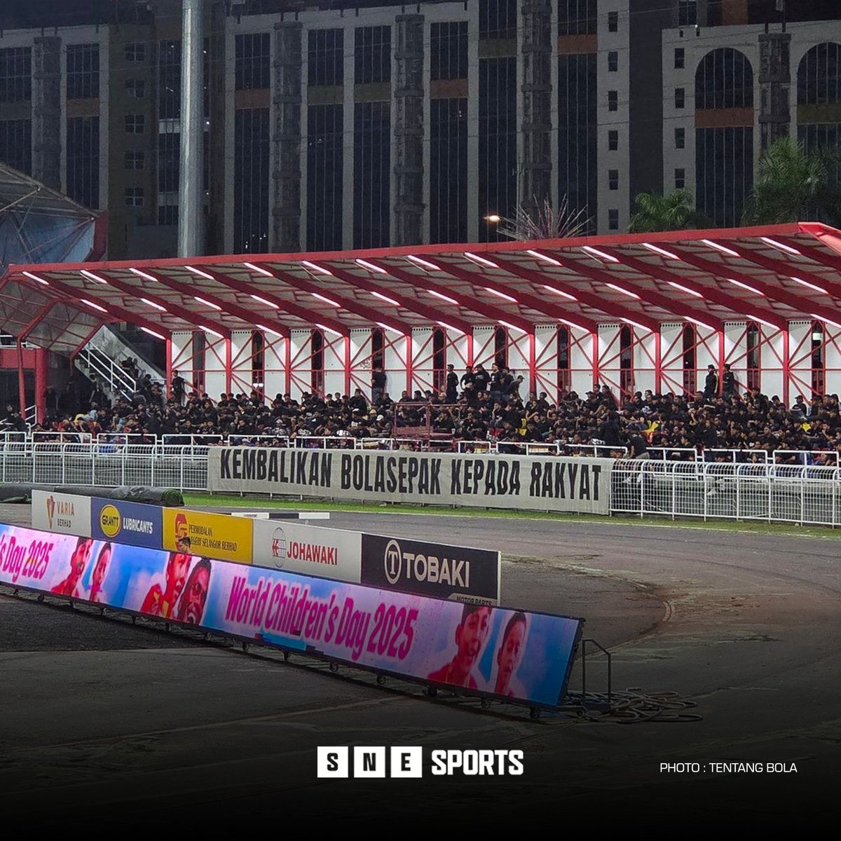SNE_Sports's tweet photo. 'Give back Football to people' Banner by UltraSel Curva
📷 : Tentang Bola
#LigaSuper #SELTRW #SFC #UltraSel
#SNESports
#LifeTelco https://t.co/u7lXN9G7iT