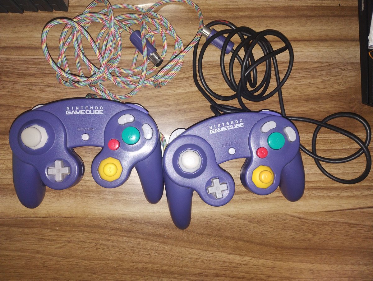 Vendo dos de mis controles de Gamecube, el de la izquierda a 30k y el de la derecha a 25k, solo conversable este último.