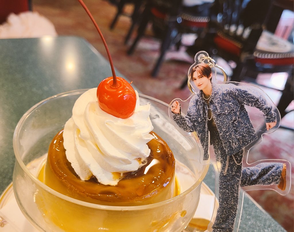 murase0227's tweet photo. このグッズお気に入り、、、プリンに急げ急げなロイちゃま🍮🏃💨💨 https://t.co/pLnFRqsEPB
