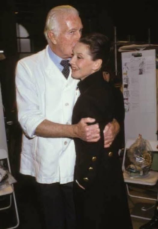 Le jour où elle a su qu'elle allait mourir, elle m'a appelé chez elle en Suisse et m'a accueilli dans la chambre où elle se reposait depuis des mois.
"J'ai un cadeau pour toi. Ouvre cette boîte."
À l'intérieur du papier de soie se trouvait un manteau. Elle me l'a tendu et m'a dit