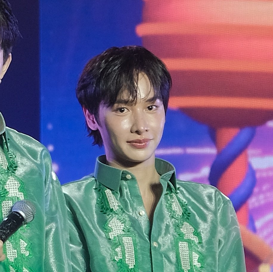 imarrystark's tweet image. wdym he&apos;s looking at meeee?!???? asddhfkfldsks

#PEBACAConcertinManila #GMMTV #KristSingto #OffGun #TayNew