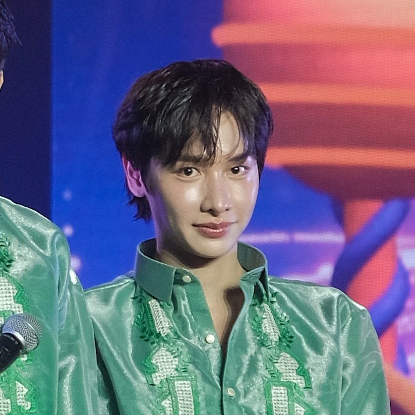 imarrystark's tweet image. wdym he&apos;s looking at meeee?!???? asddhfkfldsks

#PEBACAConcertinManila #GMMTV #KristSingto #OffGun #TayNew