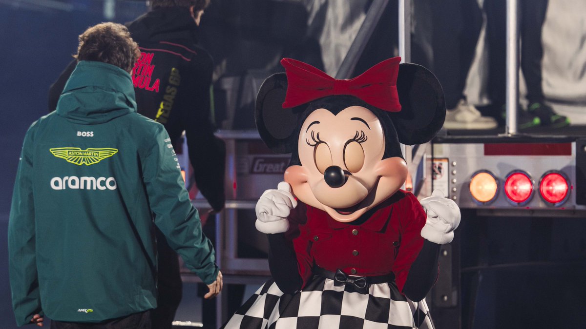 Special guests on the Drivers' Parade! 💫

Mickey and Minnie welcomed our drivers! 

#F1 #LasVegasGP <a href="/Disney/">Disney</a>