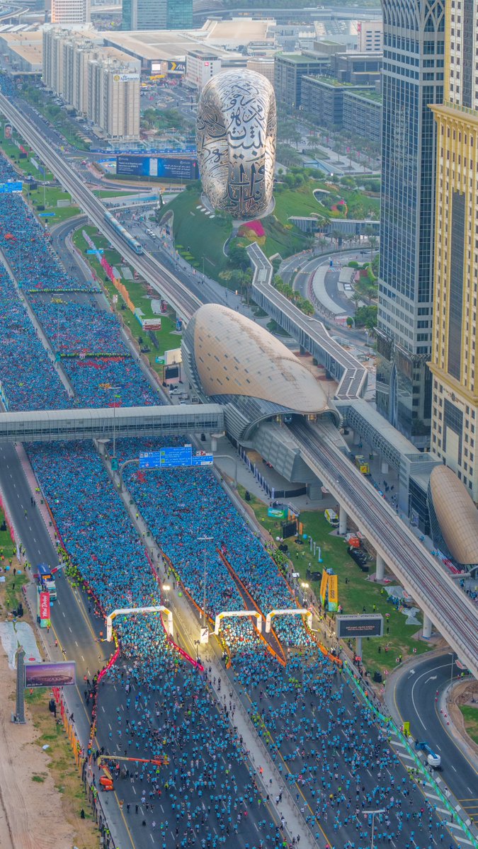 DXBMediaOffice's tweet image. شارع الشيخ زايد يتحول إلى مضمار جري ضخم خلال تحدي دبي للجري 2025.

Sheikh Zayed Road transforms into world’s largest running track in Dubai Run 2025.