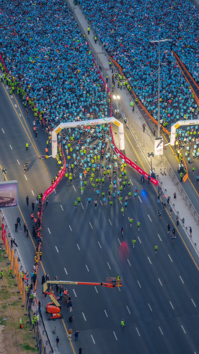 DXBMediaOffice's tweet image. شارع الشيخ زايد يتحول إلى مضمار جري ضخم خلال تحدي دبي للجري 2025.

Sheikh Zayed Road transforms into world’s largest running track in Dubai Run 2025.