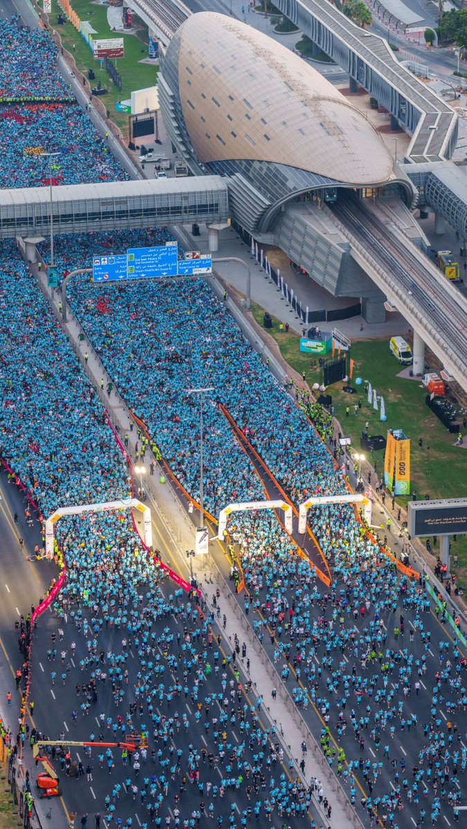 DXBMediaOffice's tweet image. شارع الشيخ زايد يتحول إلى مضمار جري ضخم خلال تحدي دبي للجري 2025.

Sheikh Zayed Road transforms into world’s largest running track in Dubai Run 2025.
