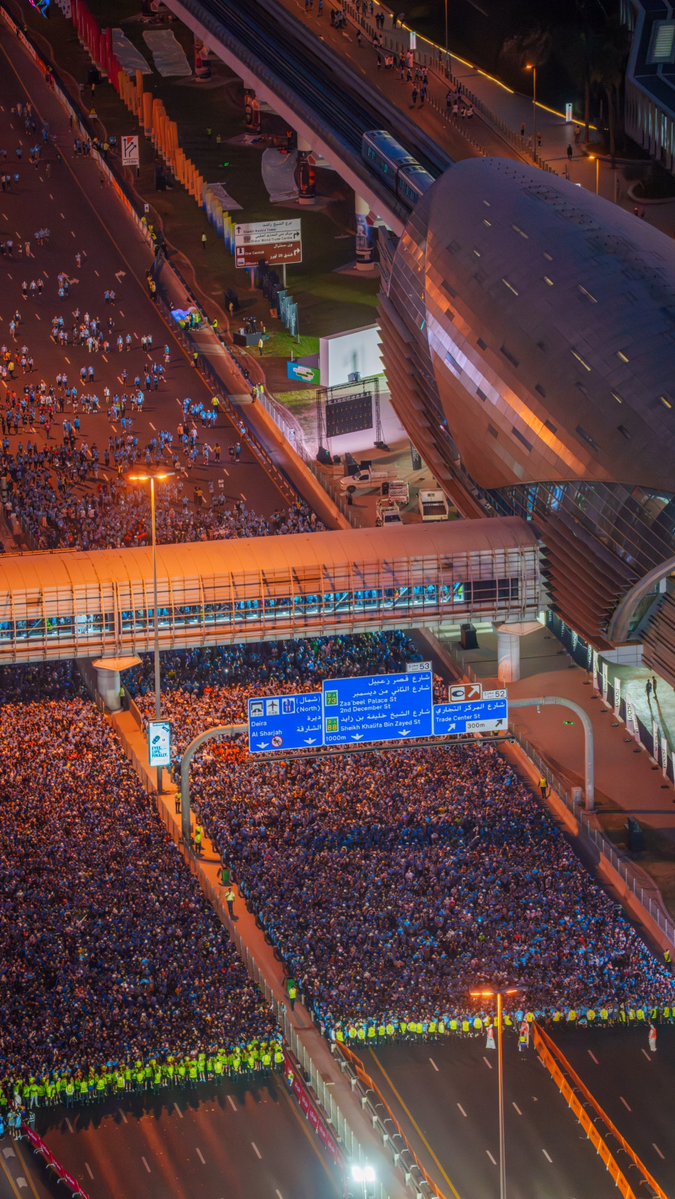 DXBMediaOffice's tweet image. شارع الشيخ زايد يتحول إلى مضمار جري ضخم خلال تحدي دبي للجري 2025.

Sheikh Zayed Road transforms into world’s largest running track in Dubai Run 2025.