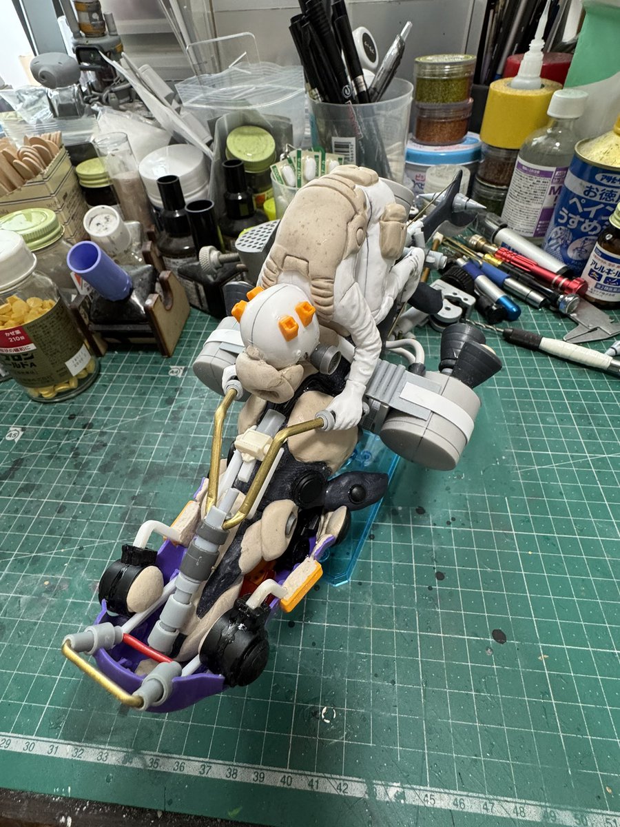 crazy_whiteZero's tweet photo. サイバーパンクブラッド新作wip
モササウルスベースの架空ライダー大体のシルエット出来てきました♪
机が汚いのはご愛嬌で😅w
#サイバーパンクブラッド
#cyberpunk
#machineheads
②に続く https://t.co/Ts68jg8GRb
