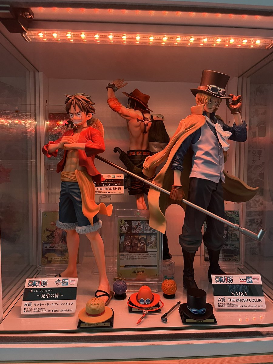 なんでだろう こんな感じでカードとフィギュアを一緒に飾るの好きだ