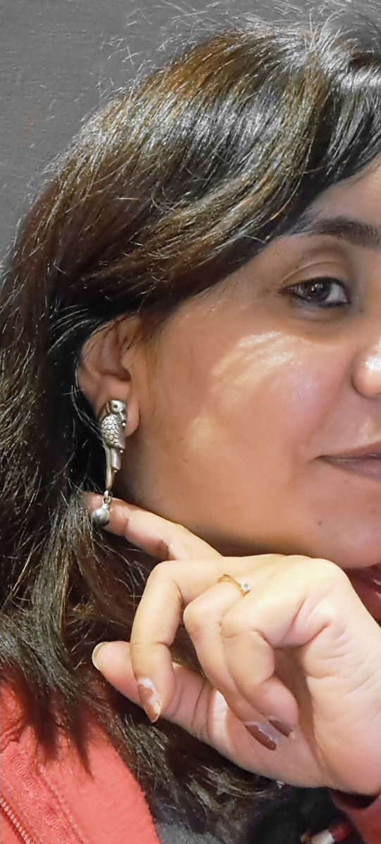 minivets's tweet image. Was out last night with frnds. 1 earring (gifted by a dear friend) fell off. Realised v late that I was wearing only 1 earring! Then we began the #Jhumka hunt (across 2 restaurants). We found it! If it is meant to be, it will come back to you.
#SundaySong

open.spotify.com/track/5oSP4LFK…