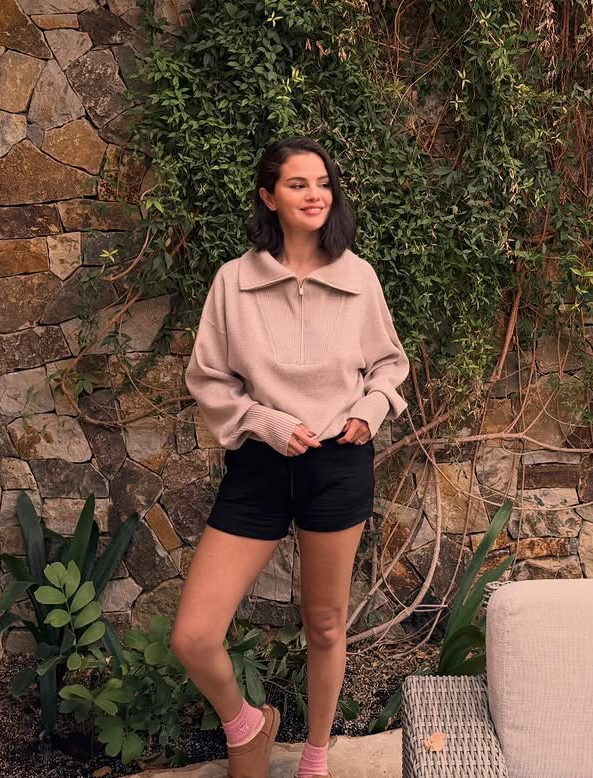 SELENAT0RSARMY's tweet image. Selena Gomez stuns in new photo. 🤎