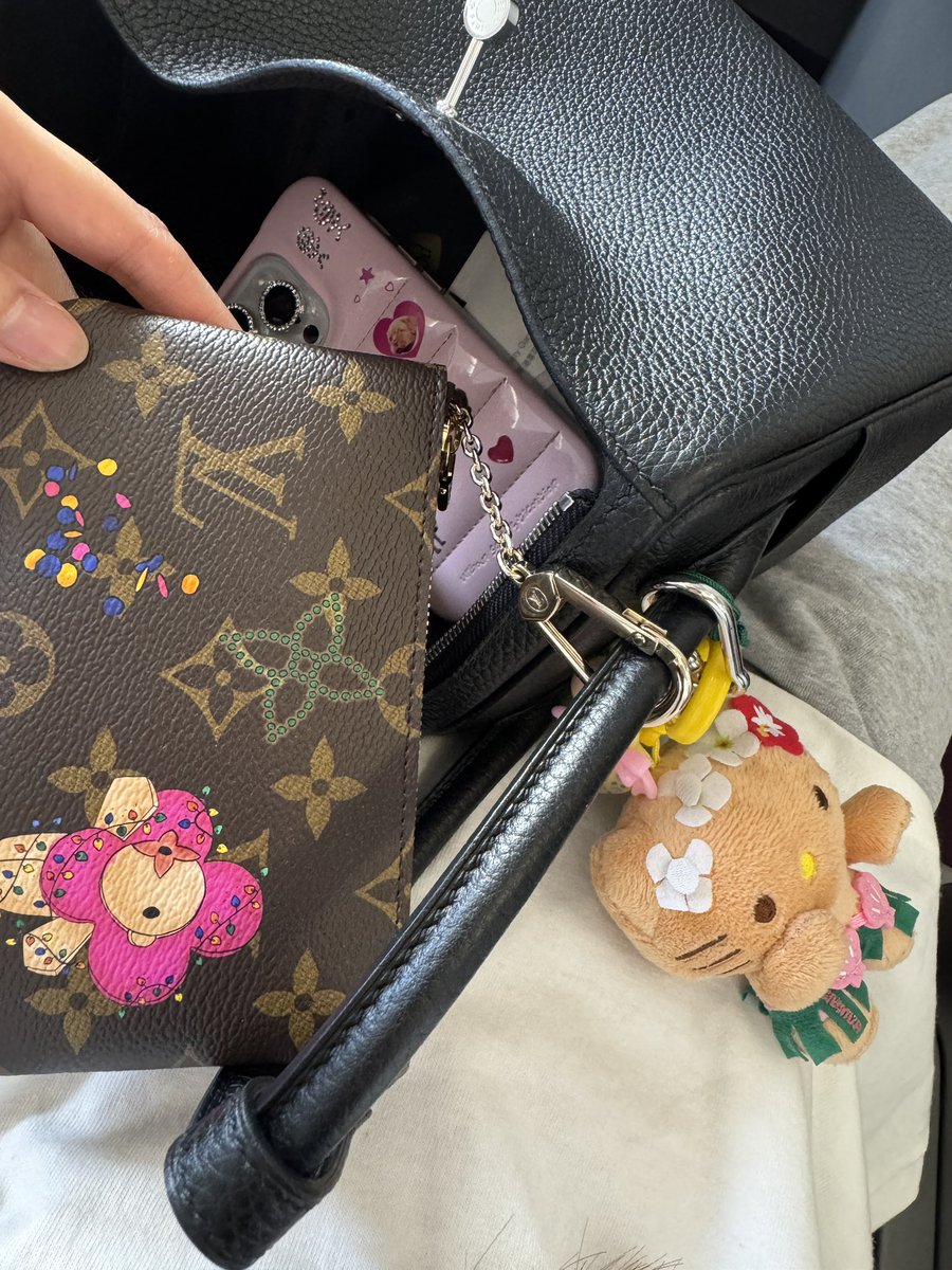 JennieCuteCat's tweet image. Everything’s so bearish lately. My paper gains vanished. So I grabbed a little treat to cheer up… and to remind myself to take profit when it’s there. Simple joys. #CryptoTrading #LVMH #Christmas