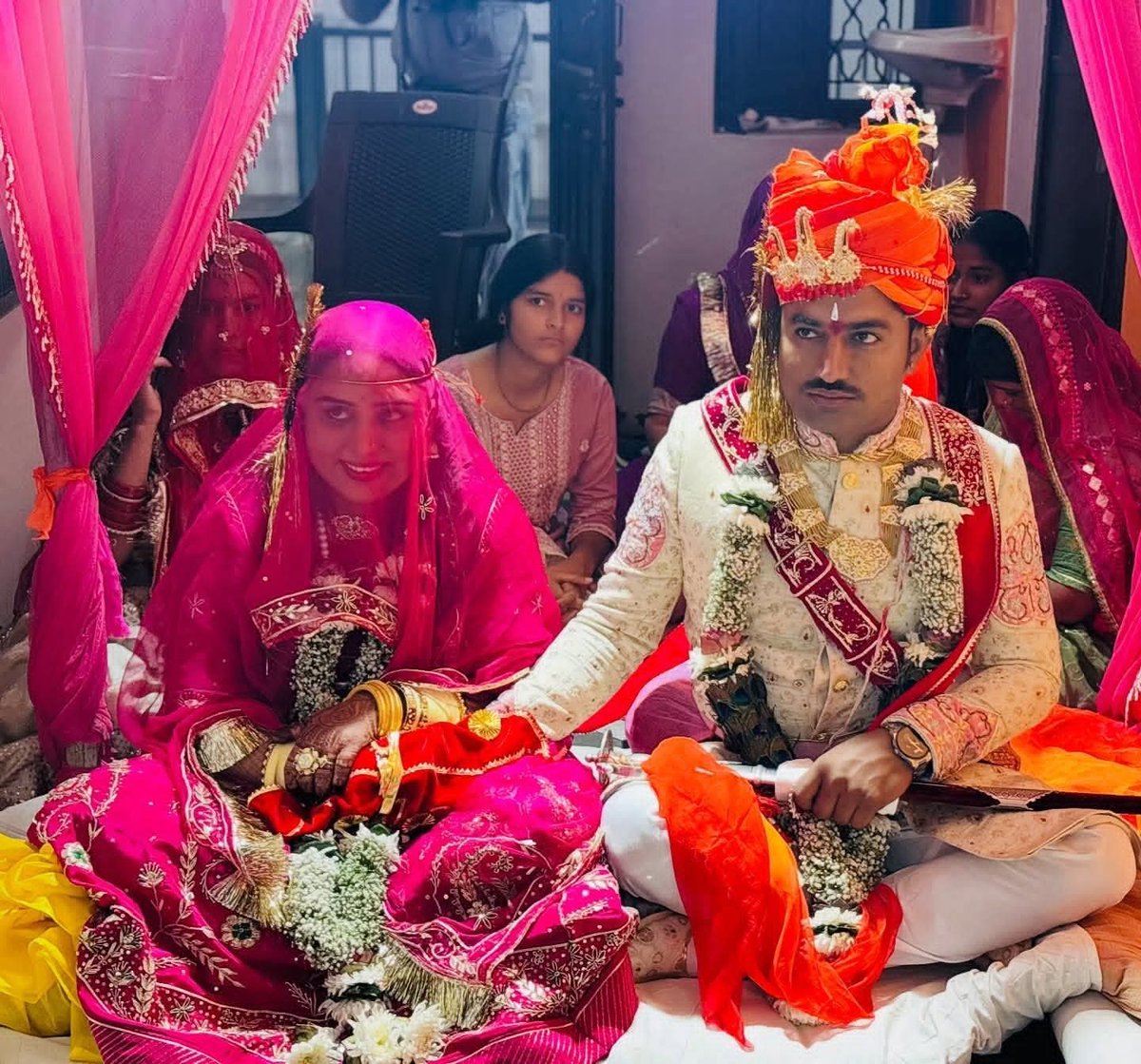 JSMedia336533's tweet photo. बाङमेर से RLP नेता थानसिंह डोलीजी को परिणय सूत्र में बंधने पर हार्दिक शुभकामनाएं एवं ढेर सारी बधाई।
#आप दोनों का वैवाहिक जीवन सुख-समृद्धि, प्रेम, सम्मान और खुशियों से परिपूर्ण रहे।
#JS 
#rlp
#ThansinghDol
@DoliThansingh 
@JSMedia336533 https://t.co/UiIObJUZ2z