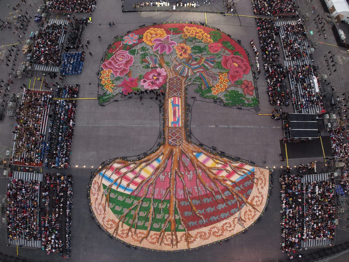 ccurieldeicaza's tweet image. Esta noche, Palacio Nacional abrió sus puertas a más de 1,500 niñas, niños y jóvenes de 26 estados, quienes celebraron en el Zócalo capitalino la fuerza viva de las lenguas originarias en la Fiesta de Culturas Comunitarias “Yoltajtolli: Voces Vivas”.

Miles de personas se…