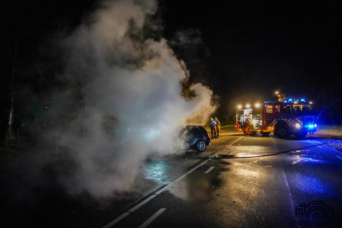 Auto verwoest na felle brand in Beekbergen
