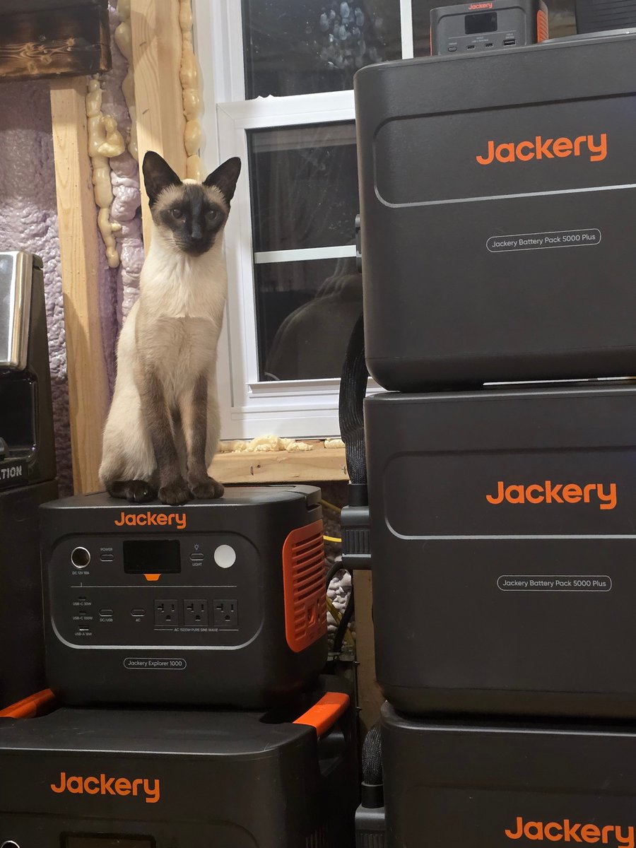 jackeryinc's tweet image. 🌨️ While the recent storm knocked out power across northern Canada, James’ off-grid cabin stayed warm, bright, and fully connected — all powered by his Jackery solar generator system.
Everything kept running even in –49°F.
#Jackery #JackeryStories #SolarGenerator #SnowStorm