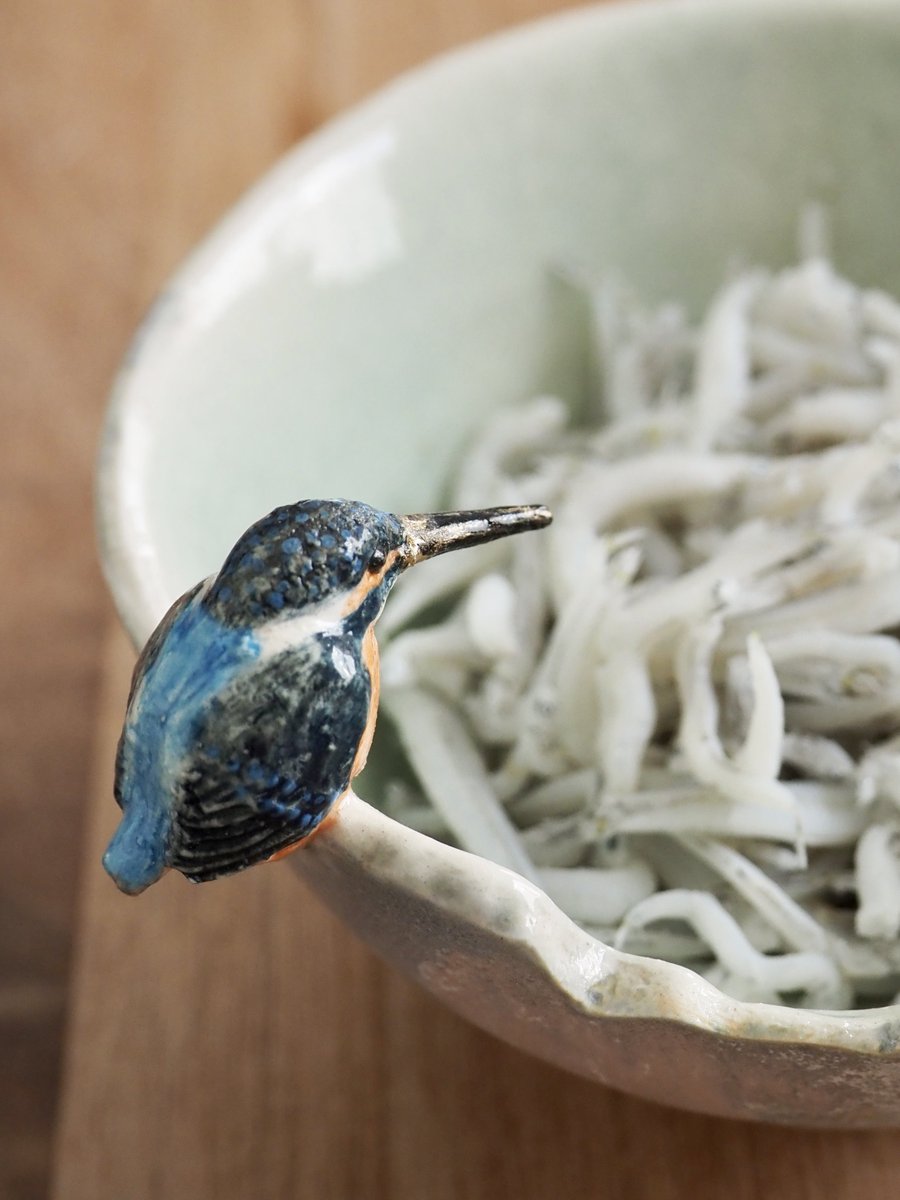 takonaction_'s tweet image. しらすを山盛りにしてカワセミに狙わせてみました〜！🐟次は何を狙わせようかな