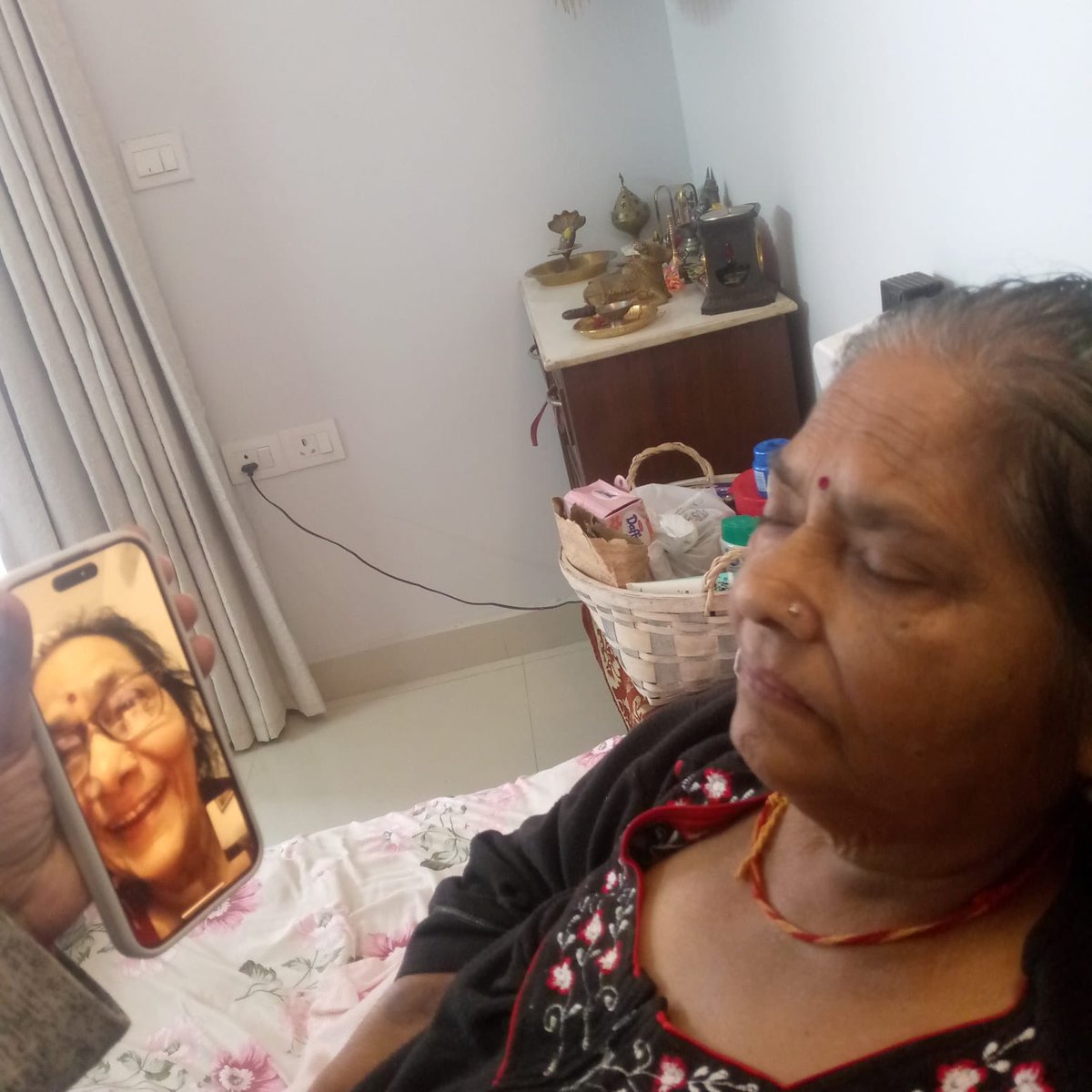 drpragya_shukla's tweet image. Sibling love ❤️ माँ और माँ सी मौसी