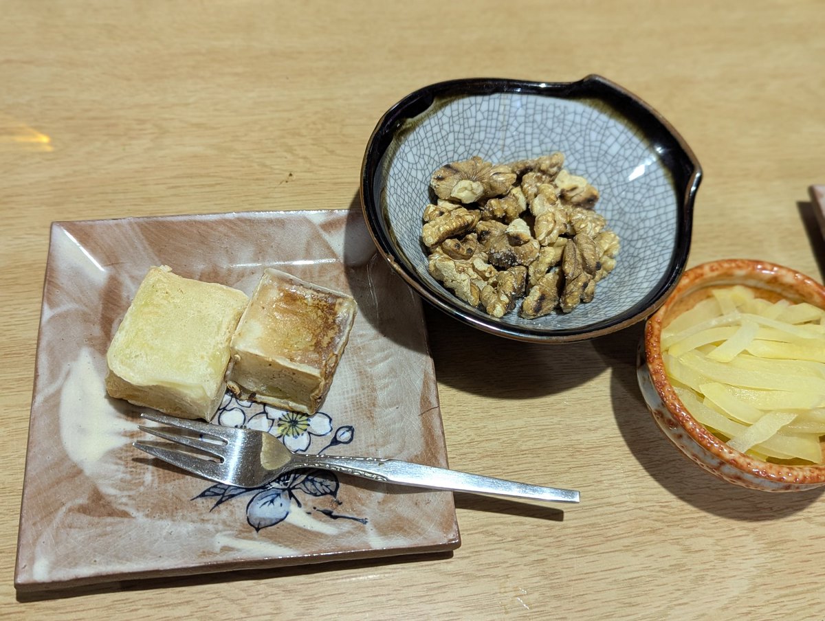 MarronTree's tweet image. 長野県民にはもしかしたら『あるあるー！』かもしれない

甘いモノと漬物！のお茶請けセット

自作の芋きんつばと共に、漬物千切りと塩煎り胡桃を……www

朝ごはんは
このきんつばの皮の生地残りにプラスアルファした
白玉粉と片栗粉のブリトー
マッシュルームとエリンギのバター醤油炒め
でしたw