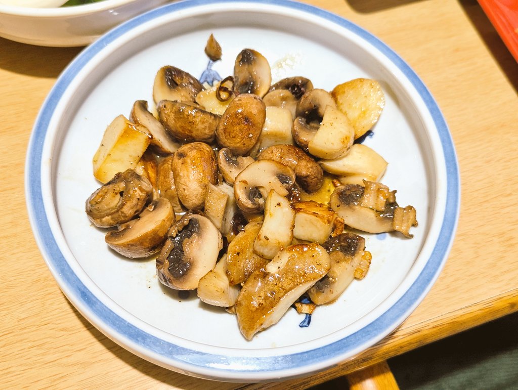 MarronTree's tweet image. 長野県民にはもしかしたら『あるあるー！』かもしれない

甘いモノと漬物！のお茶請けセット

自作の芋きんつばと共に、漬物千切りと塩煎り胡桃を……www

朝ごはんは
このきんつばの皮の生地残りにプラスアルファした
白玉粉と片栗粉のブリトー
マッシュルームとエリンギのバター醤油炒め
でしたw