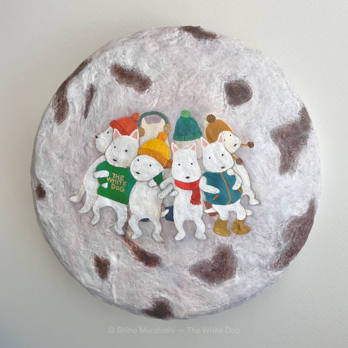 おしくらまんじゅうの様子を、薄皮饅頭っぽくしたキャンバスに描きました。まんじゅう on まんじゅう！

Φ20cm、厚み3.5cmほど
新作紹介、このあとも続きます

🗓️個展は2025/11/26〜12/1、@nenohoshi930 さんにて
shiho-to-you.art/exhibition/sol…

#おしくらまんじゅう
#饅頭
#まんじゅう
#薄皮まんじゅう