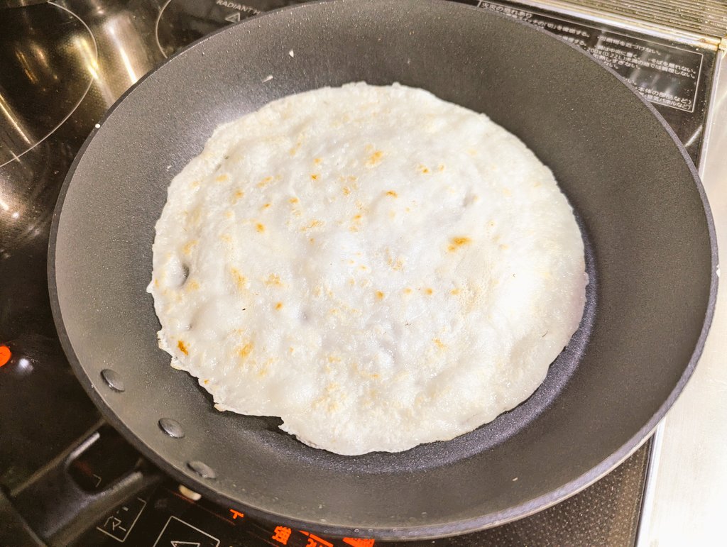 MarronTree's tweet image. 長野県民にはもしかしたら『あるあるー！』かもしれない

甘いモノと漬物！のお茶請けセット

自作の芋きんつばと共に、漬物千切りと塩煎り胡桃を……www

朝ごはんは
このきんつばの皮の生地残りにプラスアルファした
白玉粉と片栗粉のブリトー
マッシュルームとエリンギのバター醤油炒め
でしたw