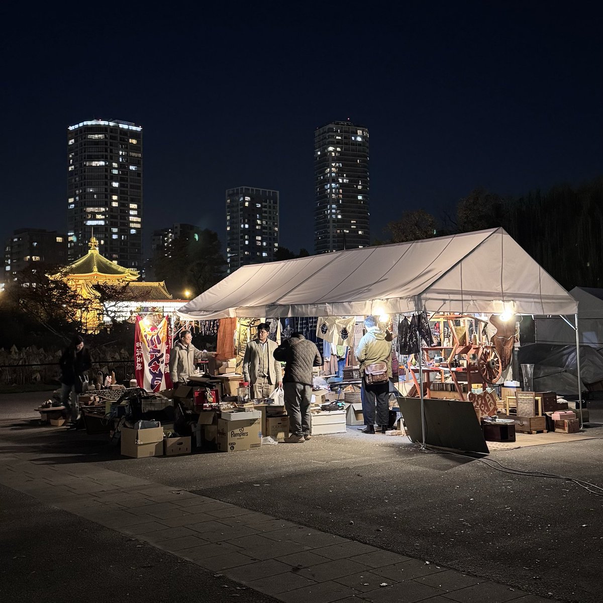 絶賛開催中🦆】 うえの青空骨董市、isoyard店舗内(不忍池辨天堂 から見