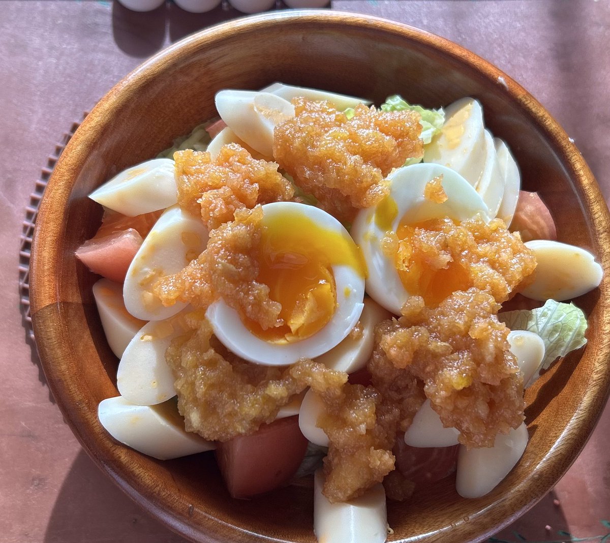 Pmifc1990's tweet image. 今日の朝食サラダ
「午前中にタンパク質を摂る方が筋肉が、つきやすい」と聞いて、サラダに「チーかまと半熟ゆで卵」をトッピング♪
ドレッシングは、一昨日ヘルパーさんと作った、にんじんドレッシング。大さじと小さじを間違えて、塩辛い（笑）
失敗しても、挑戦は楽しい♡感謝