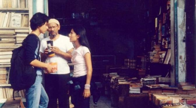 solusibukucom's tweet image. Best scenes set in bookstores.