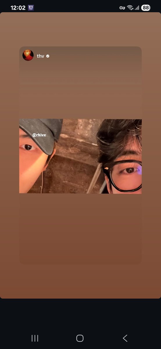 klochica's tweet image. Tell me again how he is jealous...only solo stans with delusional fantasies and hate fuel that narrative and try to build that divide. We won&apos;t let them, we won&apos;t focus on the hate we are BTS and ARMY Forever #BTSandARMYForever #BTSis7 #RMBestLeader #BTSForever #BTSRM #BTSV