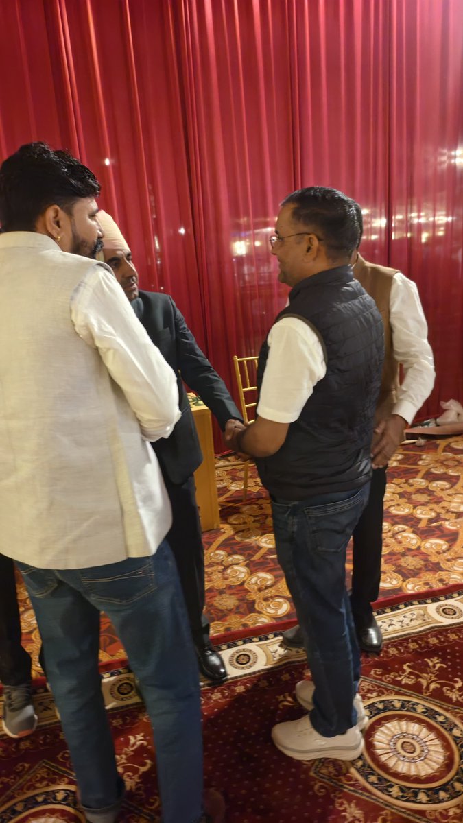 HariramBana_'s tweet photo. विगत दिवस जसरासर में श्री रामनिवास जी तरड़ सरपंच जसरासर एवं ब्लॉक कांग्रेस अध्यक्ष नोखा के घर शादी समारोह में शामिल होकर शुभकामनाएँ दी।
#शुभकामनाएं #WeddingCeremony #jasrasar #Congress #BlockPresident #SocialConnect #harirambana https://t.co/VWJ9dQpIEN
