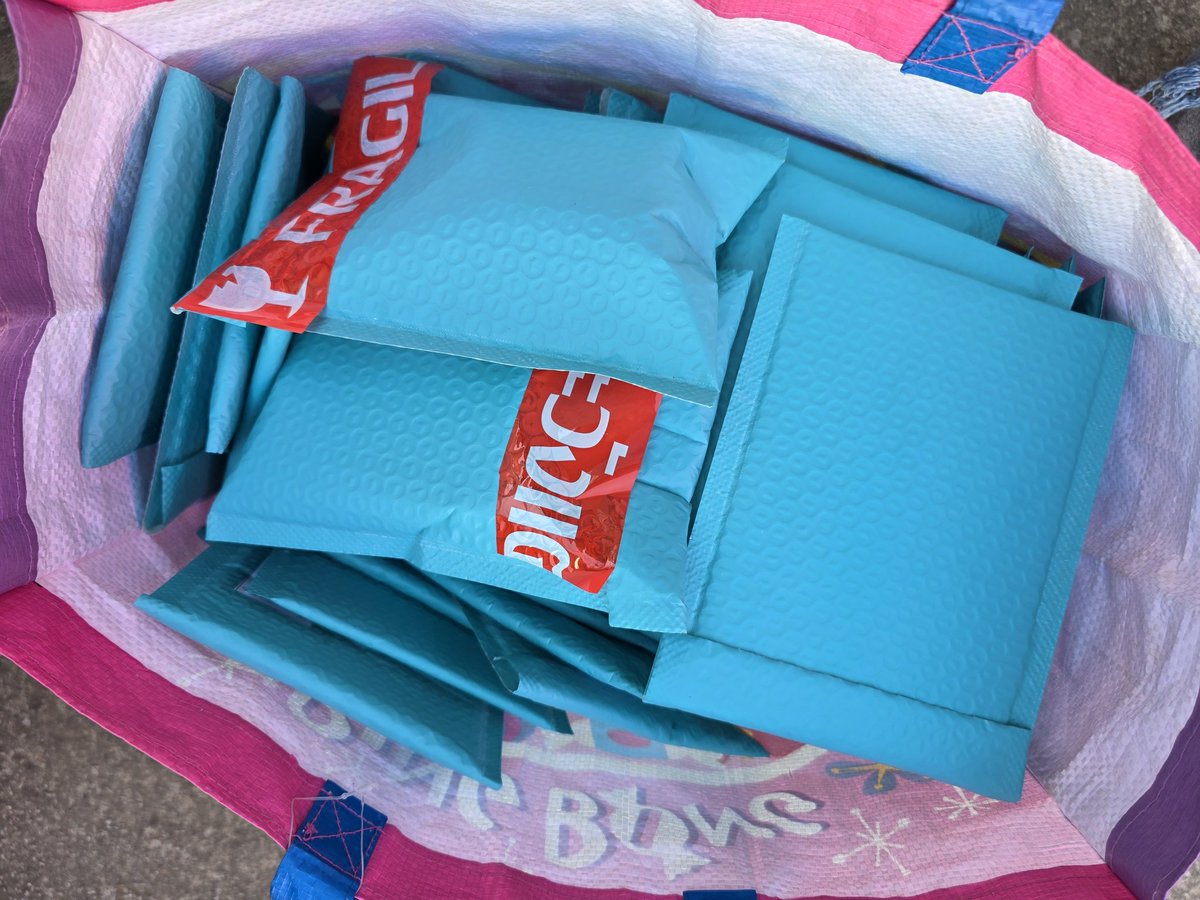 อัพเดทค่ะ 
เราประกาศว่าจะส่งของให้วันที่ 23 พอไปไปรษณีย์ พนักงานบอกว่าไฟดับ แล้วระบบไฟจะมาตอน 16.00 ซึ่งไปรษณีย์ก็ปิด ของที่ต้องส่งทั้งหมด 83 บ้าน 
เราขอเลื่อนส่งเป็นวันที่ 24 น่ะค่ะ 
ต้องขอโทษทุกคนด้วยน่ะ🙏🏻 
เกิดแต่กับฉันของจริง