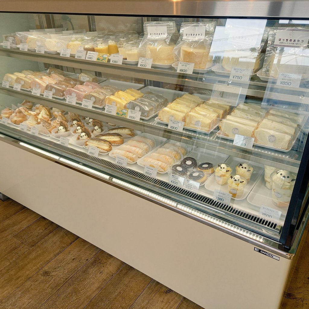 hacchi_oyatsu's tweet image. 2025年11月23日(日)
こんにちは！
本日パンダシューお出ししてます🐼

今日は久しぶりにチョコシューご用意しました🍫
気がついたら、今日はチョコ推しでした🤭

今日も19時まで、白鳥町でお待ちしております🙋
明日は祝日なので、通常通り営業いたします！😁

では、本日もよろしくお願いいたします😊