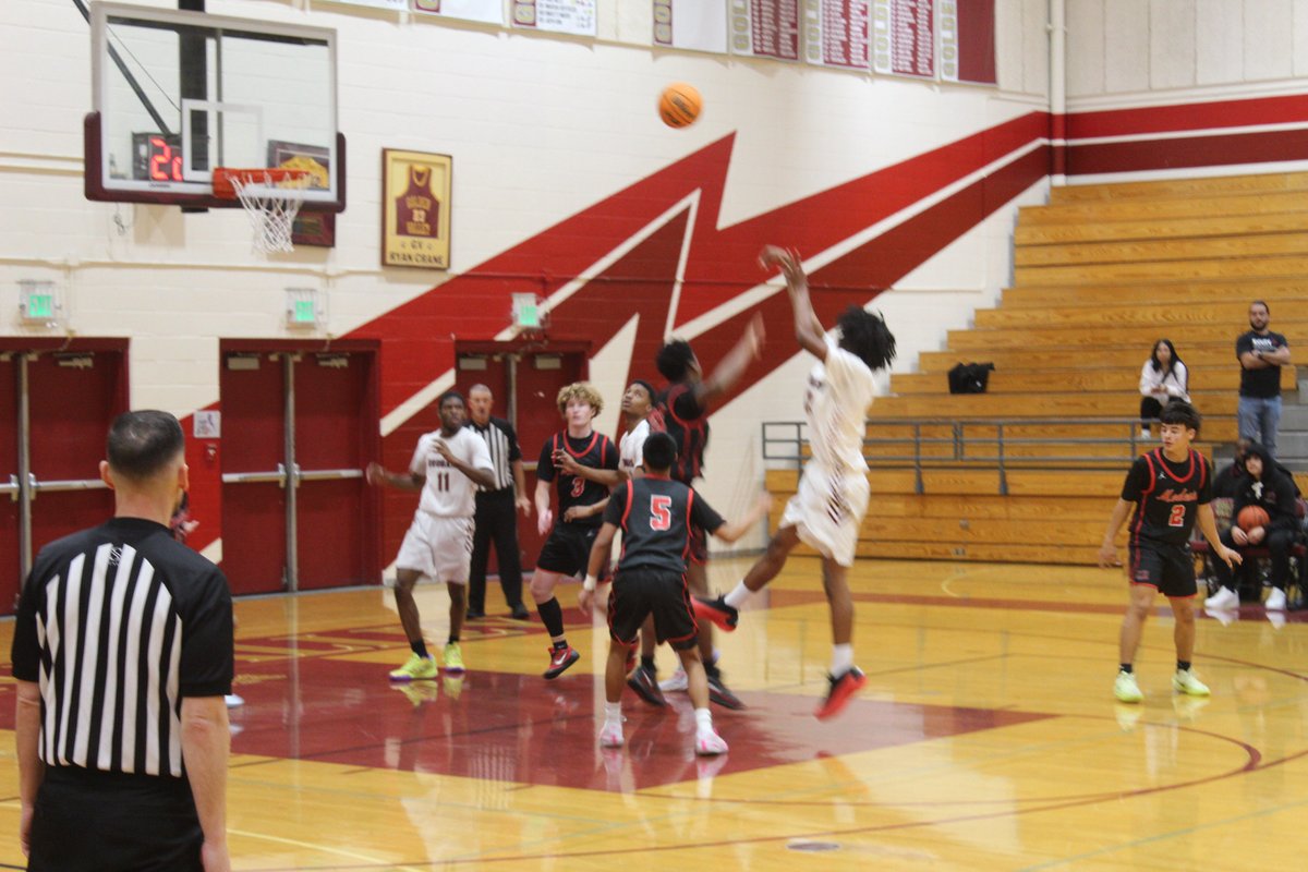 ALMSeditor1's tweet image. Last night (11/21), the Golden Valley Cougars played the Modesto Panthers in their preseason opener. You can read about how GV defeated Modesto in the newest ALMS article by Grace Gallegos. @gallegos_g85194 
#Goldenvalleyhigh #highschoolbasketball

averagelocalmedia.com/news/category/…