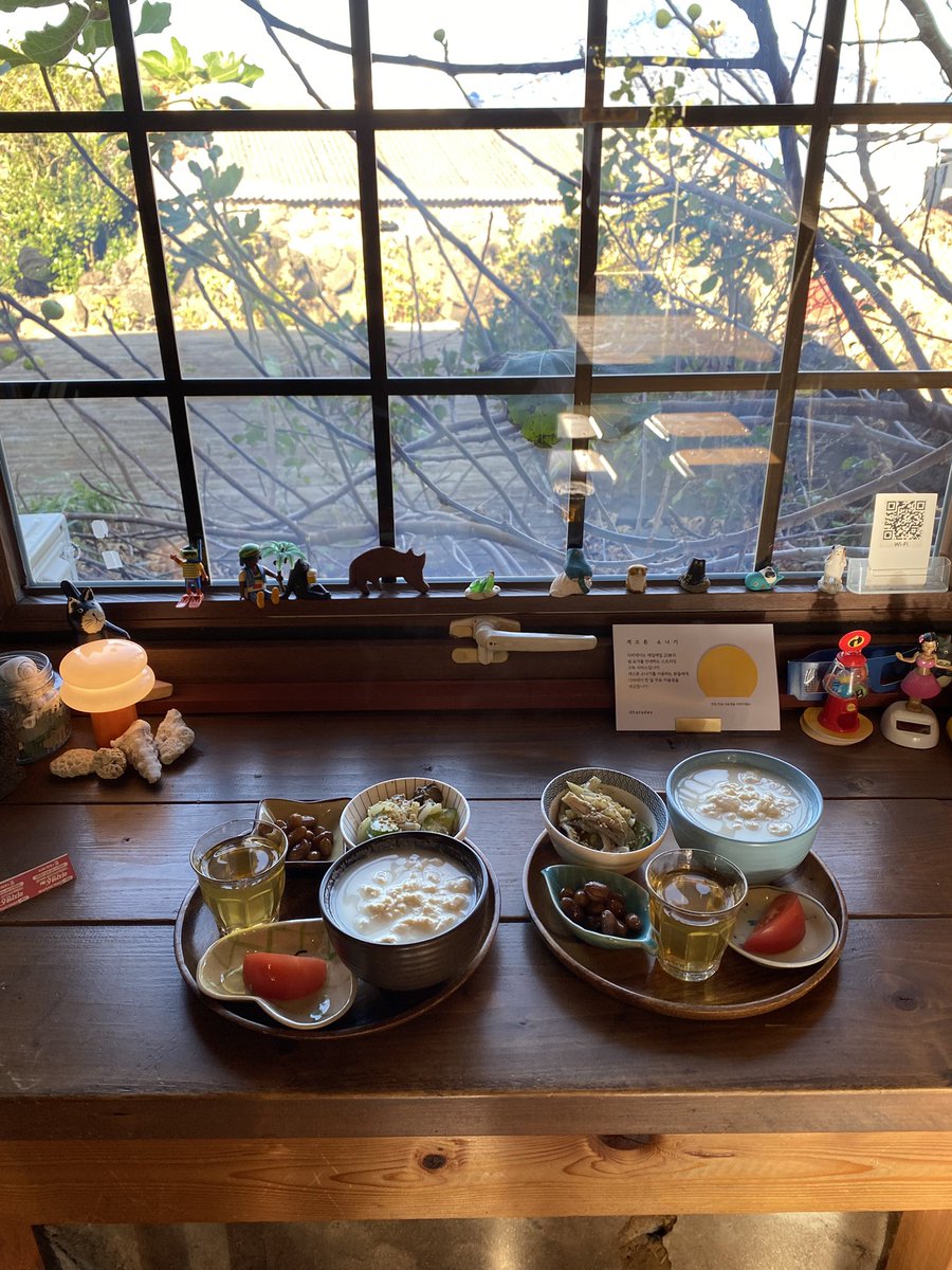 게으른소나기 게스트 조식은 건강한 비건식으로 드리고 있어요. 따끈한 순두부에 무, 버섯, 애호박을 들깨볶음 했어요. 오늘은 잔반 제로여서 무척 기뻤어요👍🏾