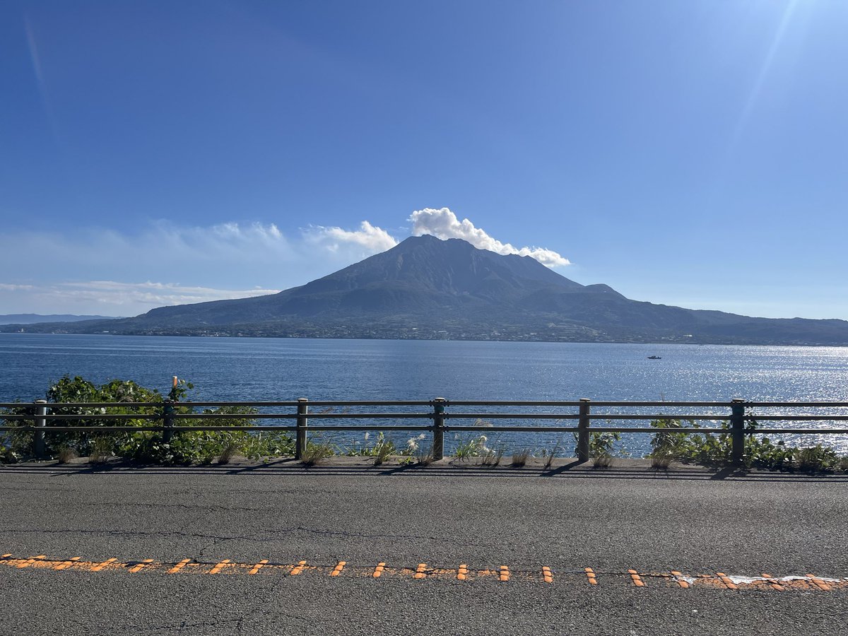 🟠 鹿児島に来ました！
ドーンとそびえる 桜島 に圧倒…🔥
噴煙の勢いが、背中を押してくる感じ😂
鹿児島はまさかの気温も桜島もアツすぎる☀️
みなさま、連休いかがお過ごしですか？😌

🐷＃鹿児島黒豚
🍜＃ラーメン
♨️＃温泉
しっかり満喫してきます！
#鹿児島旅行 #桜島 #黒豚 #ラーメン #連休満喫
