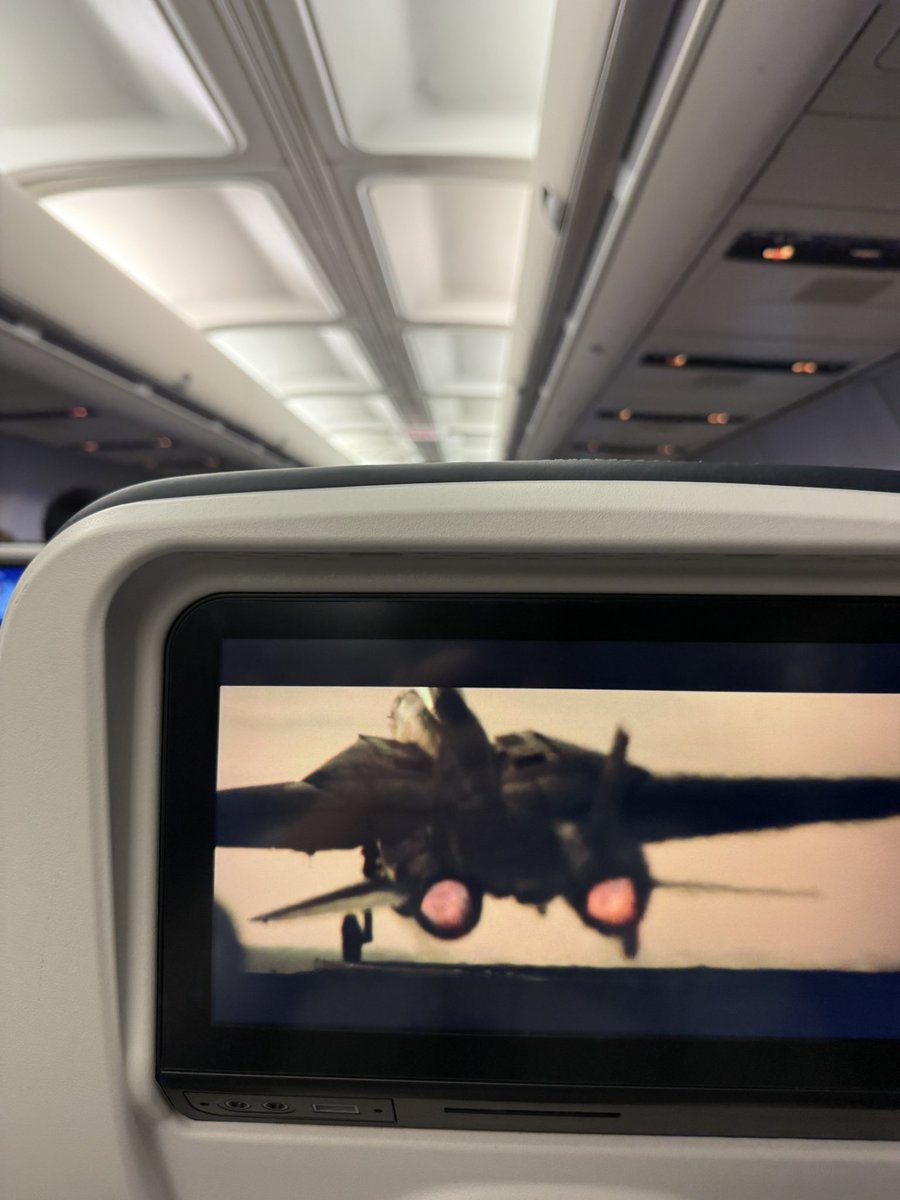 Top Gun before the flight takes off is such a #play