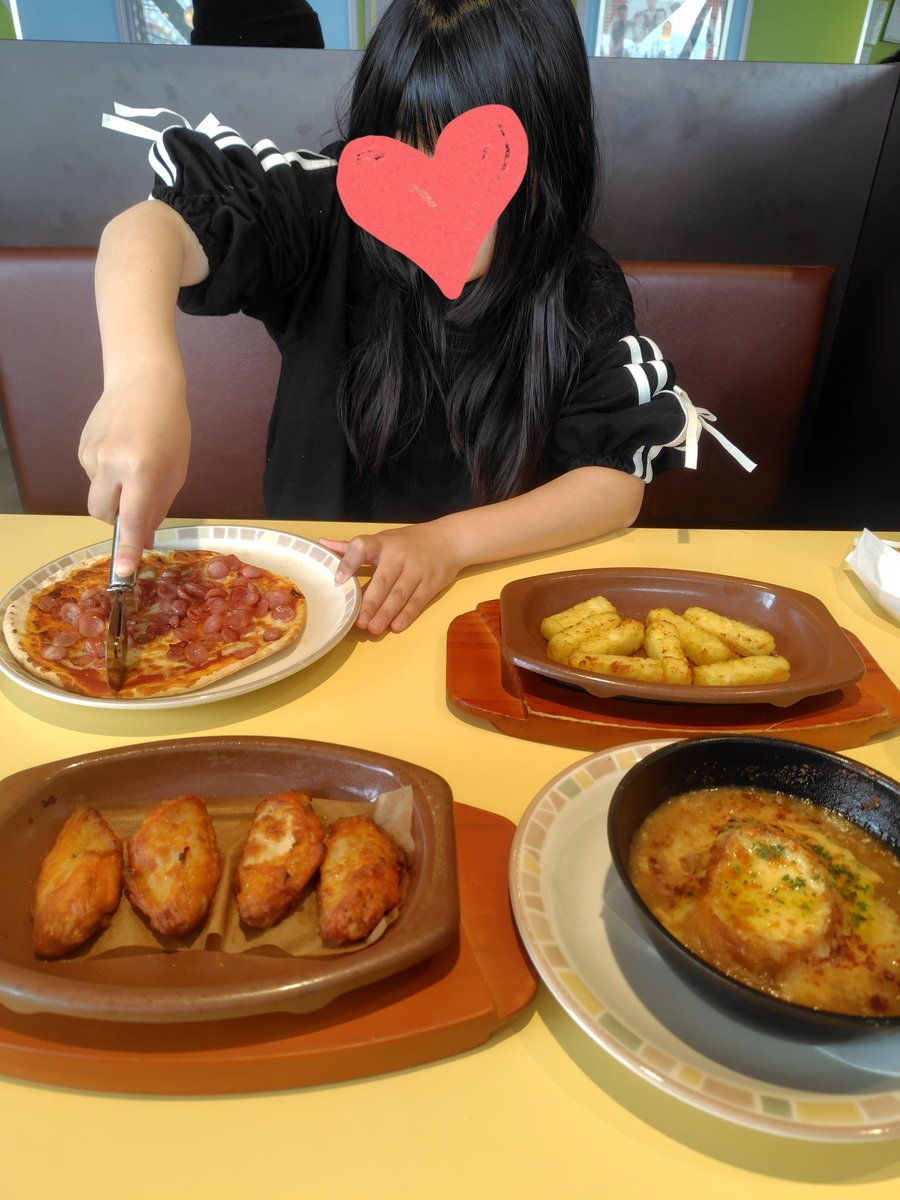 今日は娘とランチ♪
野菜食えっ

最近娘にお尻ナデナデされるのですが…
誰に似たのでしょうか…