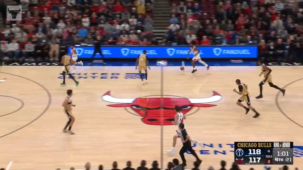 Big bucket by Coby in the final minute!

@CobyWhite | @CHSN__ 