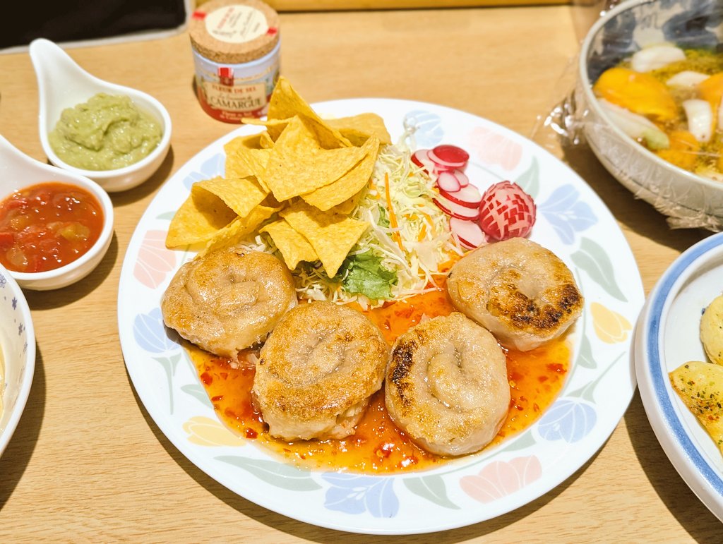 MarronTree's tweet image. そういえば忘れてたので

一昨日夜は
エビはんぺんひき肉の生春巻き包み焼きで、巨大エビチリ
タコスチップス アボカドディップ&amp;amp;タコスソース添え
クリームたらこパスタ

朝は2種のサンドイッチのワンプレート

夕方に……シーフードヌードルBIGとノーマルのカニカマ見比べ食べ比べやって夕飯作らずwww